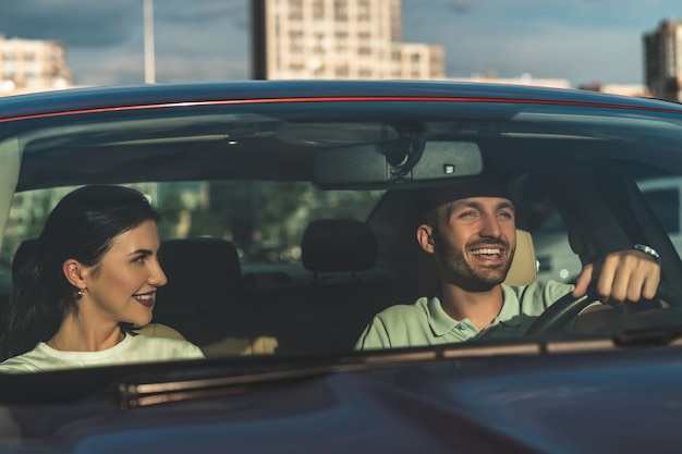 Foto la feliz pareja sentada en el coche