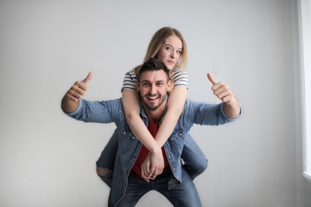 Foto feliz pareja sintiendose bien