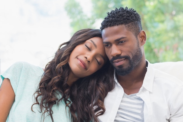 Feliz pareja en el sofá