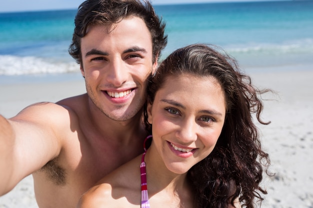 Feliz pareja sonriendo a la cámara