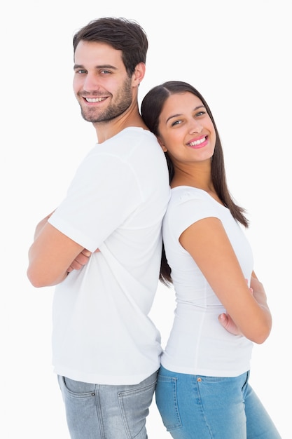 Foto feliz pareja sonriendo a la cámara