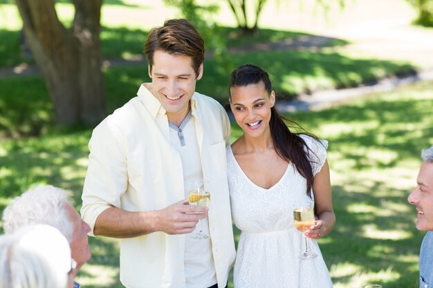 Feliz pareja sonriendo