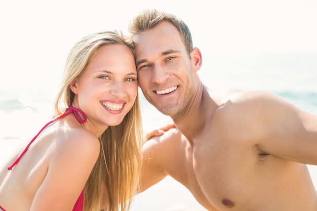 Feliz pareja sonriendo