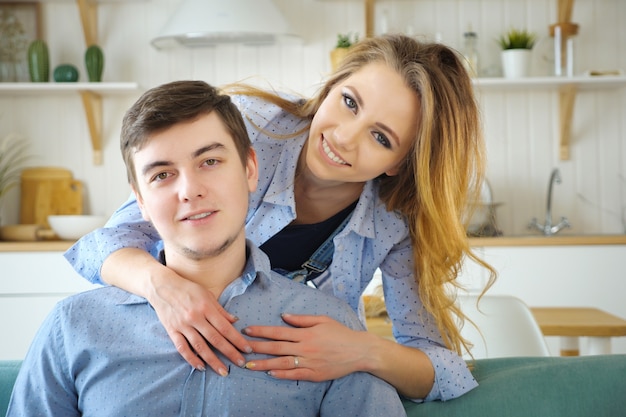 Feliz pareja sonriente mirando a cámara, cerrar