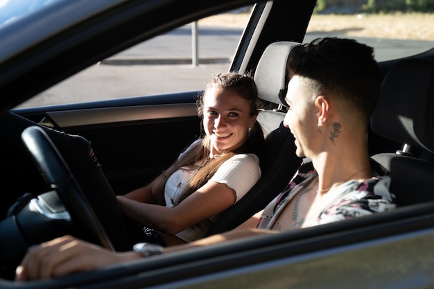 Feliz pareja sonriente en un viaje por carretera