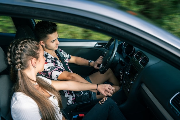 Feliz pareja sonriente en un viaje por carretera