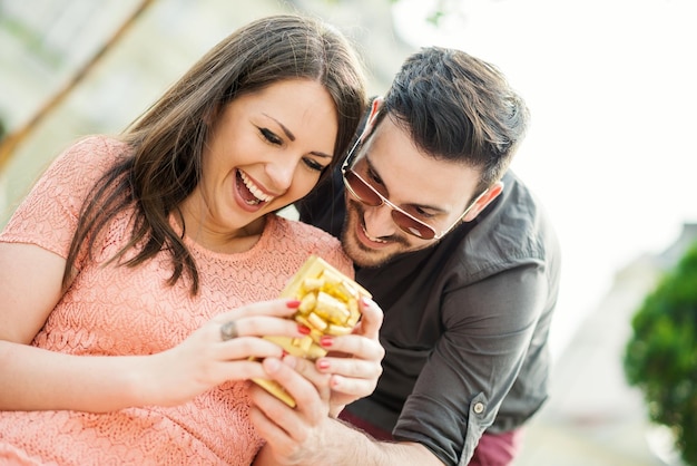 Feliz pareja sonriente