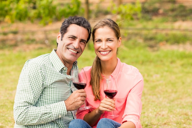 Feliz pareja sosteniendo copas de vino