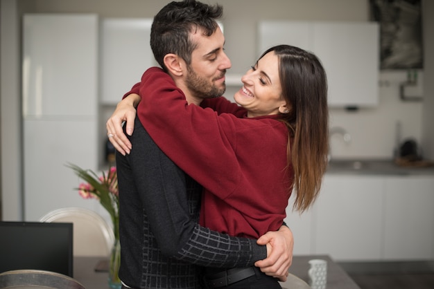 Feliz pareja en su casa