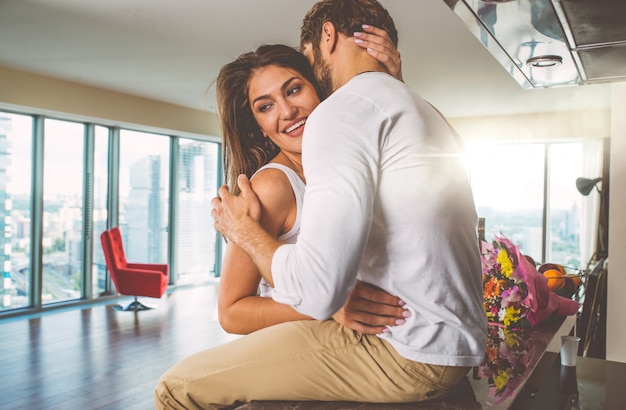 Feliz pareja en su nuevo ático