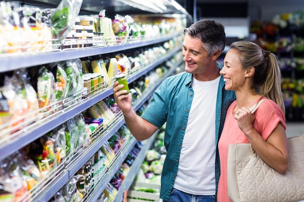 Feliz pareja en el supermercado