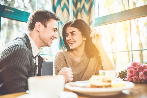 La feliz pareja tiene una cita romántica en un restaurante.