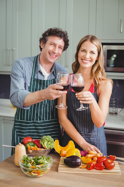 Feliz pareja tintineando con copa de vino