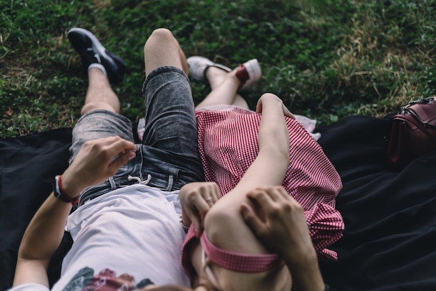 Feliz pareja tirada en el pasto feliz