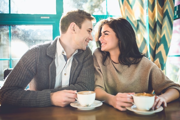 La feliz pareja toma un café en el restaurante.