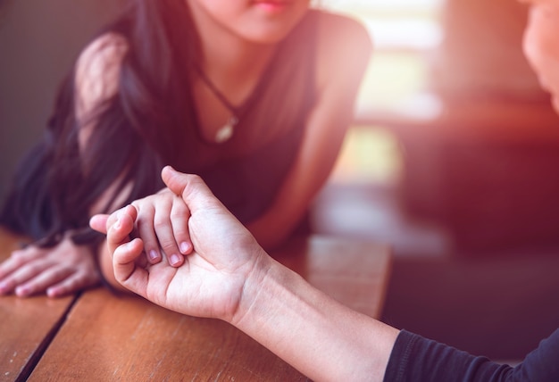 Feliz pareja tomados de la mano