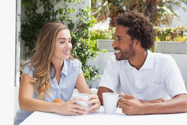 Feliz pareja tomando un café juntos