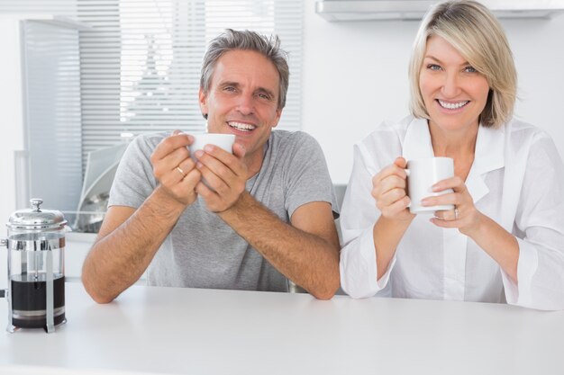 Feliz pareja tomando un café en la mañana