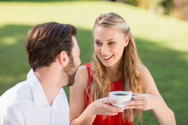 Feliz pareja tomando un café