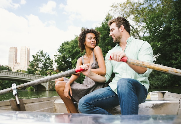 Foto feliz pareja tomando un paseo en bote en central park, nueva york