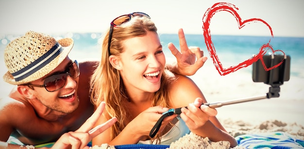 Feliz pareja tomando selfie con selfie stick