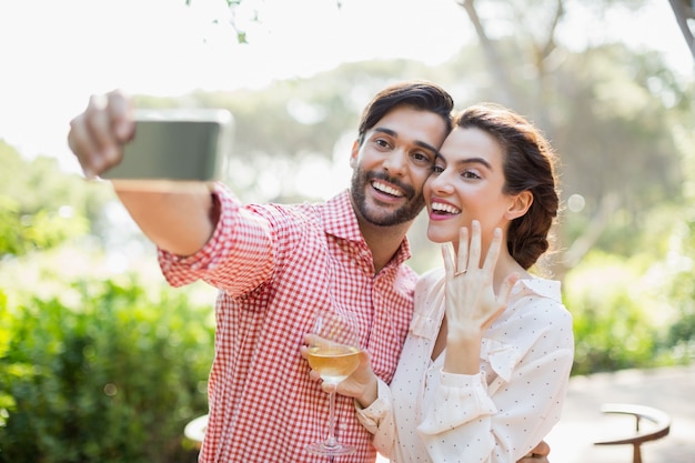 Feliz pareja tomando un selfie