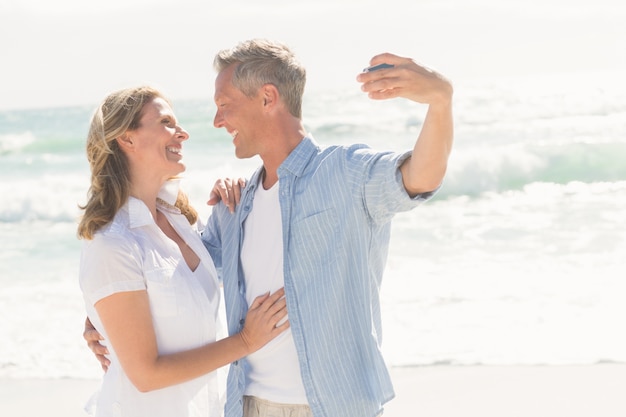 Feliz pareja tomando un selfie