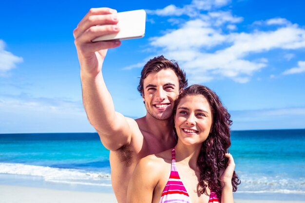 Foto feliz pareja tomando selfie