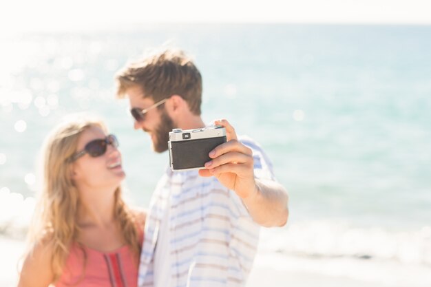 Feliz pareja tomando selfie