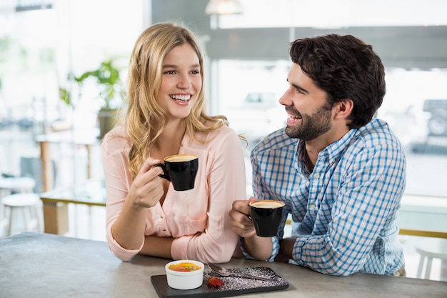 Feliz pareja tomando una taza de café