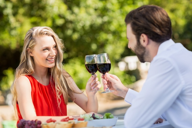 Feliz pareja tostado copas de vino