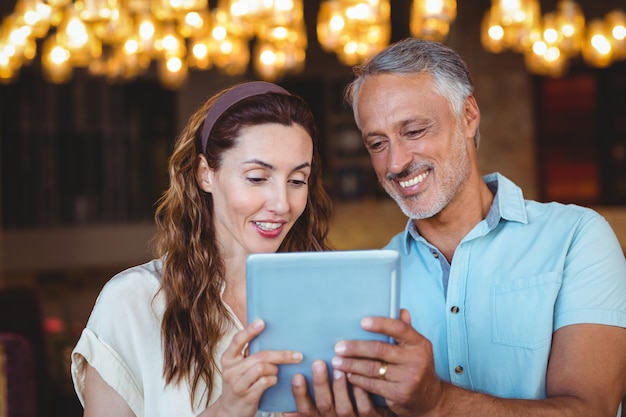 Feliz pareja usando tableta juntos