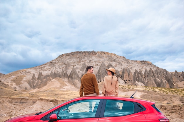 Feliz pareja de vacaciones de verano en formaciones de cuevas de lugar famoso