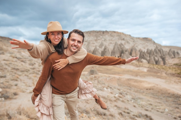 Feliz pareja de vacaciones de verano en formaciones de cuevas de lugar famoso