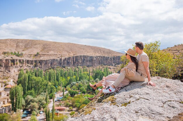 Feliz pareja de vacaciones de verano en formaciones de cuevas de lugar famoso