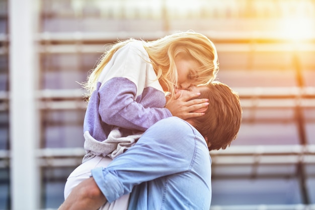 Feliz de pasar tiempo juntos. Retrato de moda al aire libre de la joven pareja hermosa.