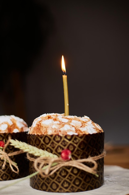 Feliz Páscoa A vela está queimando no bolo de Páscoa