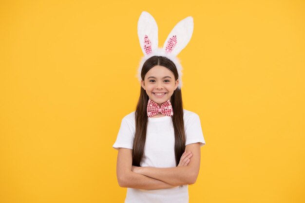 Feliz páscoa adolescente em orelhas de coelho e gravata borboleta