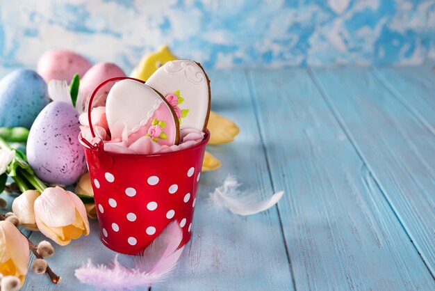 Feliz Páscoa biscoito de gengibre ovos com balde e tulipas com ovos coloridos