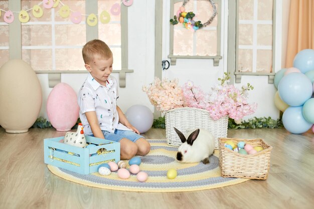 Feliz páscoa feliz engraçadinho brincando com um coelho de páscoa