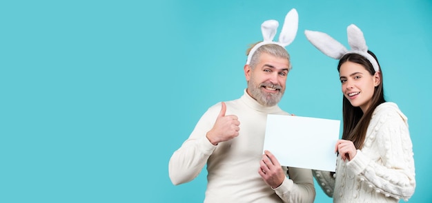 Feliz páscoa foto engraçada de casal engraçado com orelhas de coelho isoladas fundo de texto e cópia