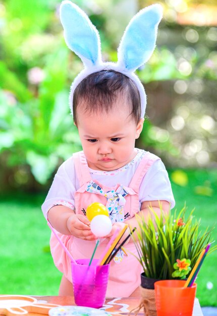 Feliz Páscoa. Garoto com brinquedo de ovos coloridos. Feliz e divertido para comemorar em abril com a família em casa.