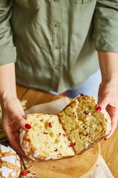 Feliz Páscoa Mulher cortou bolo de Páscoa para o feriado