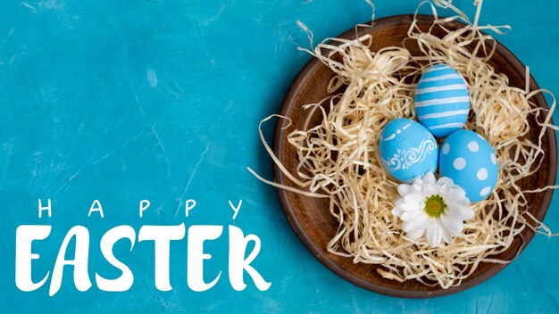 Feliz páscoa ornamento de comida festiva cartão de convite de jantar azul flor branca de ovo pintada em rústico