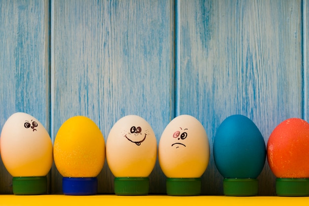 Feliz Páscoa. Ovos de Páscoa engraçado sorrindo