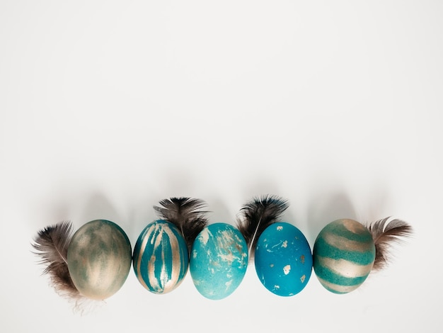 Feliz Páscoa Ovos de Páscoa pintados com tintas coloridas