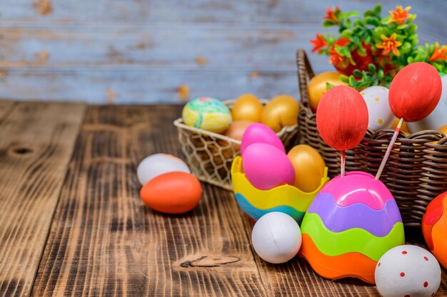 Feliz Páscoa. Ovos de pintura colorida para comemorar em abril. Preparando e pintando para comemorar em família e decoração de casa.