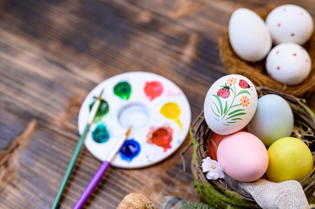 Feliz Páscoa. Ovos de pintura colorida para comemorar em abril. Preparando e pintando para comemorar em família e decoração de casa.