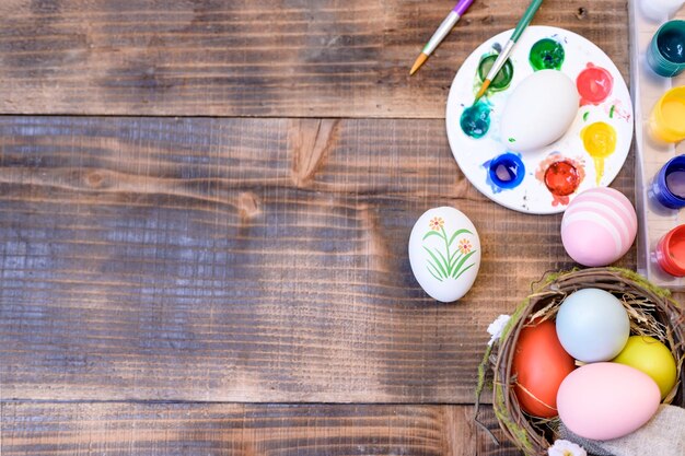 Feliz Páscoa. Ovos de pintura colorida para comemorar em abril. Preparando e pintando para comemorar em família e decoração de casa.