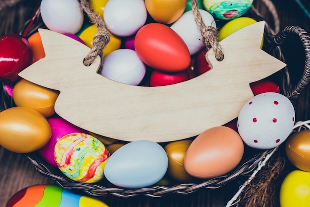 Feliz Páscoa. Ovos de pintura colorida para comemorar em abril. Preparando e pintando para comemorar em família e decoração de casa.